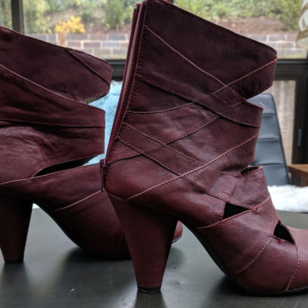 Esska Cut-Out Red Leather Boots